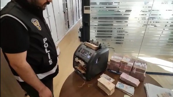 Alihan Kuriş İkinci Evdeki Gizli Bölmede Yakalandı! Telefonunu Evde Bırakıp Kaçmış